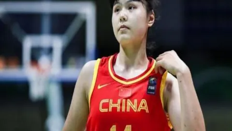 湖人主场梦碎，尼克斯狂胜12分！更衣室风云再起，东詹赛后金句引热议！